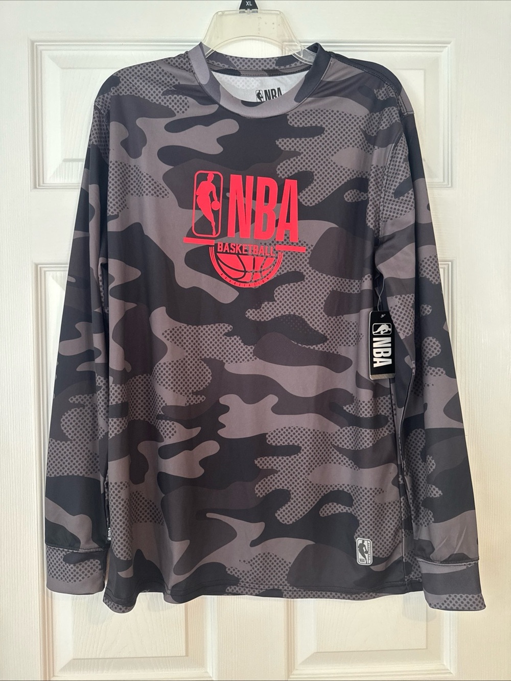 NBA Gray Camo Long Sleeve Performance Top with Red Logo Size Medium NWT